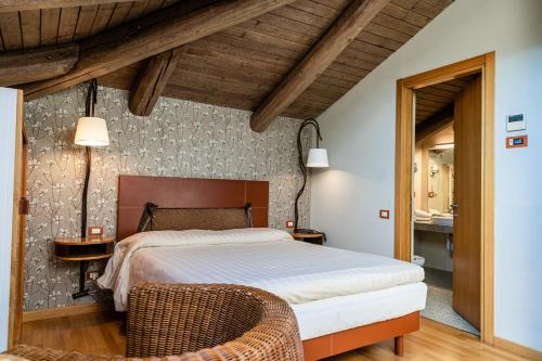 Tempat tidur dalam kamar di Hotel Langhe