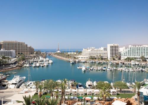 Vert Hotel Eilat by AFI Hotels في إيلات: اطلالة على مرسى به قوارب في الماء