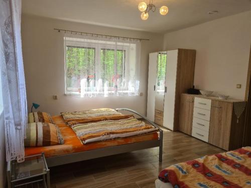 - une chambre avec 2 lits et une fenêtre dans l'établissement Chata Nový Ples, à Nový Ples