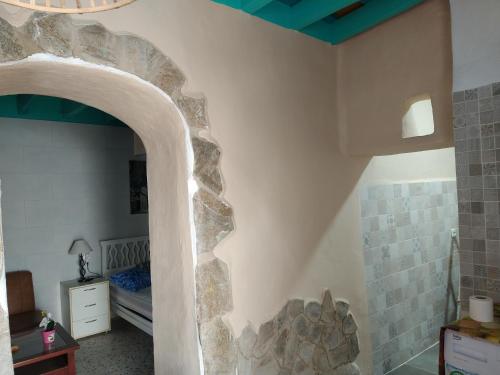 une pièce avec une voûte en pierre et une chambre dans l'établissement La casita, à Vejer de la Frontera