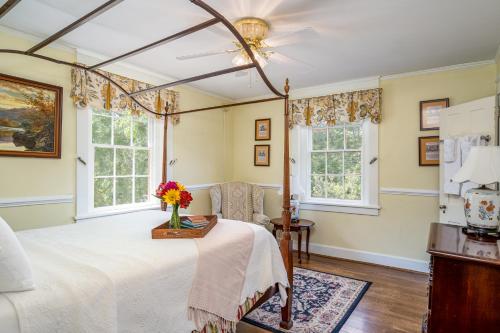 Ένα ή περισσότερα κρεβάτια σε δωμάτιο στο Cedars of Williamsburg Bed & Breakfast
