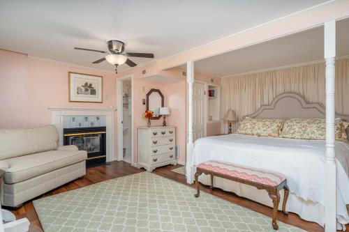 Ένα ή περισσότερα κρεβάτια σε δωμάτιο στο Cedars of Williamsburg Bed & Breakfast