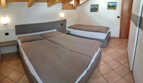 sypialnia z 2 łóżkami i biurkiem w obiekcie Cesa Stefi w mieście Canazei