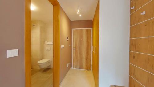 bagno con servizi igienici e specchio di Mountain Angel Apartment a Jahorina