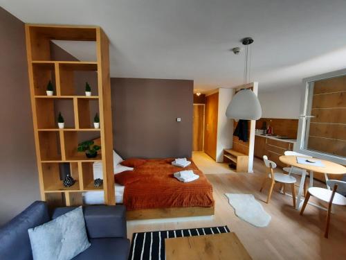 una camera da letto con un letto e un tavolo in una stanza di Mountain Angel Apartment a Jahorina