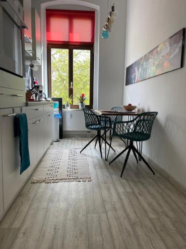 a kitchen with a table and chairs in a room at DESIGN Apartment II - 45qm Grenze Altstadt Park in Görlitz