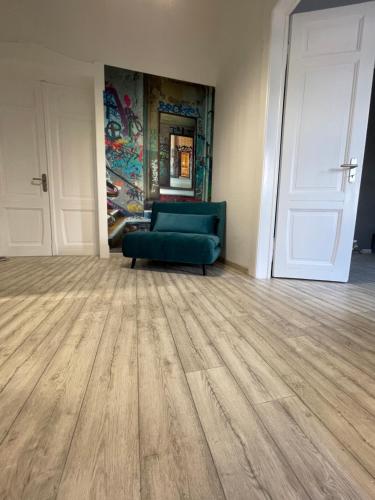 a living room with a green couch and a door at DESIGN Apartment II - 45qm Grenze Altstadt Park in Görlitz