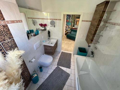 a bathroom with a toilet and a sink and a shower at DESIGN Apartment II - 45qm Grenze Altstadt Park in Görlitz