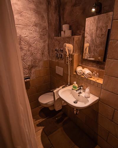 a bathroom with a sink and a toilet at Vaya Casa in Kappelrodeck