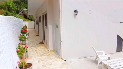 Φωτογραφία από το άλμπουμ του George's Sea View Apartments στη Μεσογγή