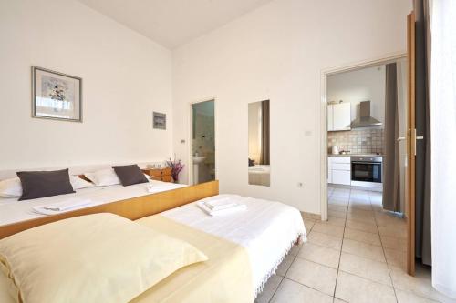 Apartment in Slatine with terrace, air conditioning, WiFi (4789-1)