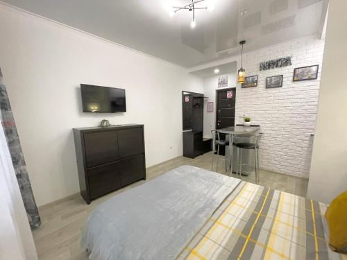 1 dormitorio con 1 cama y TV en la pared en Apartment Studio New York 92, en Irpín