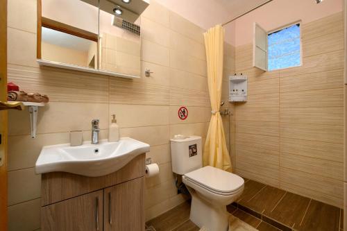 Ett badrum på Villa Kontesa Kamara Corfu