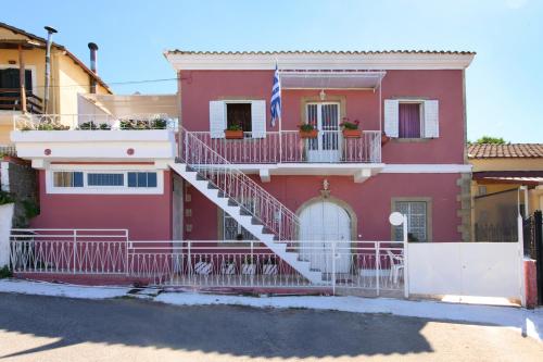 Το κτήριο όπου στεγάζεται  η παραθεριστική κατοικία