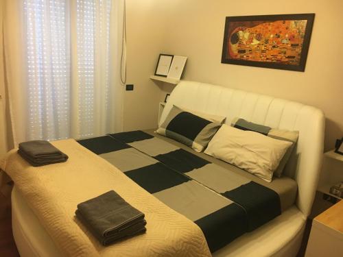 un letto con due asciugamani sopra in una camera da letto di apartmentsIT via Verona 16 ad Alba Adriatica