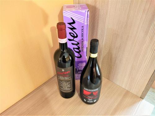 two bottles of wine sitting next to a box at B&B Il Germoglio in Castione Andevenno