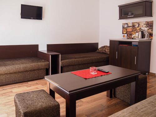 mały salon ze stołem i kanapą w obiekcie Pokoje na wynajem "GRZYBOWO" w Grzybowie