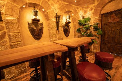 a bar with a table and stools in a room at Vaya Casa in Kappelrodeck