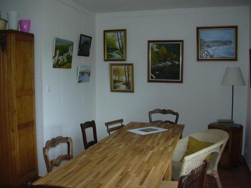 uma sala de jantar com uma mesa de madeira e cadeiras em Chambres d'Hôtes Le Cadran Solaire em Cabrières