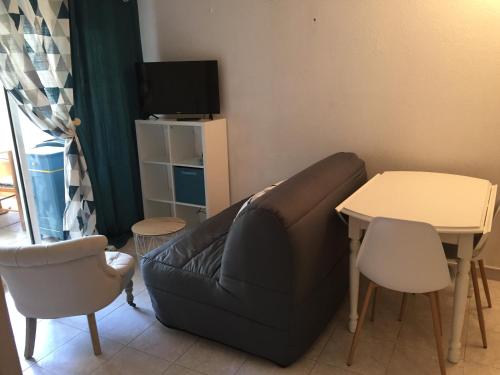 - un salon avec un canapé et une table dans l'établissement Iago lodge azur, à Fréjus