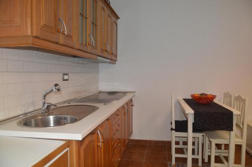 eine Küche mit einer Spüle und einer Arbeitsplatte in der Unterkunft Holiday House Tia Lila in San Sebastián de la Gomera