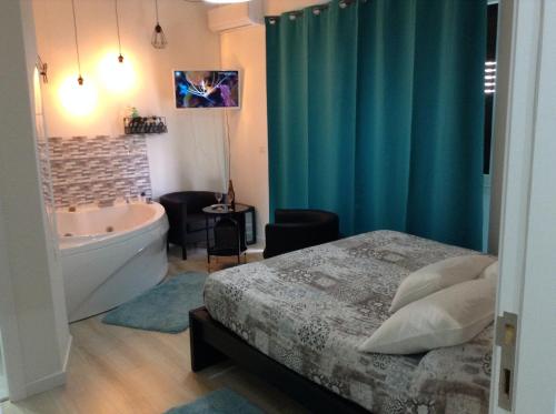 - une chambre avec une baignoire, un lit et une baignoire dans l'établissement Luxury Suite Aurora, à Formia