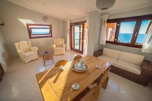uma sala de estar com um sofá e uma mesa em Casa del Tramonto Costa Paradiso em Costa Paradiso