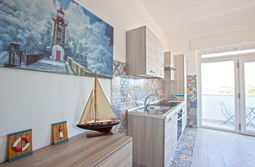 Surf and Windsurfer House Anzioにあるキッチンまたは簡易キッチン
