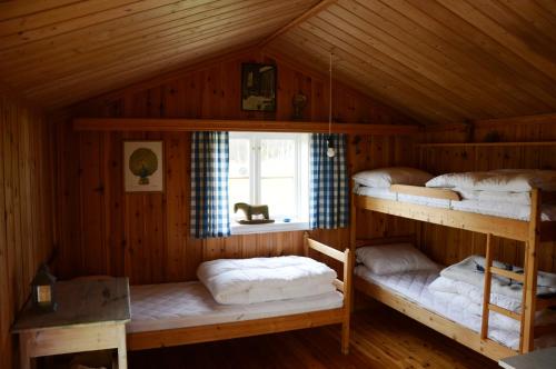 a room with four bunk beds in a cabin at Hytte fra 1721 uten internett, strøm, vann - men med rødmalt utedo in Ljørdal