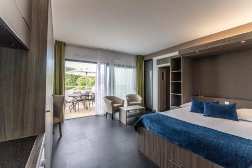 a hotel room with a bed and a balcony at Suite Home Porticcio in Porticcio