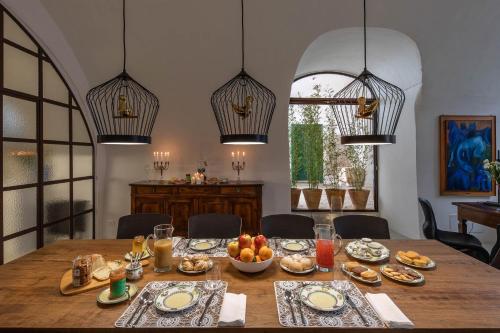 een eetkamer met een tafel met eten erop bij Il Sogno delle Benedettine in Ostuni