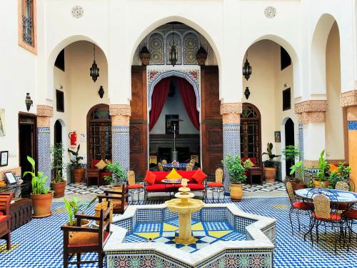 un patio con una fuente en el medio de un edificio en Riad Ahlam, en Fez