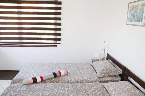 a bed with a baseball bat laying on top of it at Zeleno srce in Soko Banja