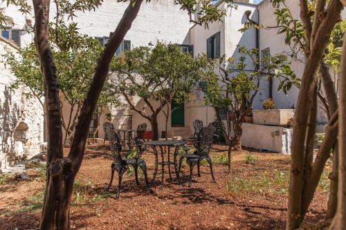 a table and chairs in front of a building at Il Sogno delle Benedettine in Ostuni