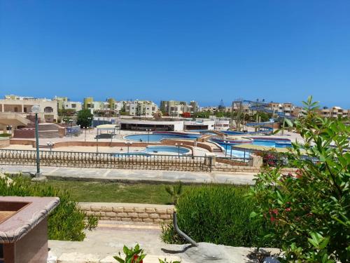 Blick auf einen Pool in einem Resort in der Unterkunft chalet1 ch21 with a wonderful view 2 bed rooms terrace and garden green beach in El-Alamein