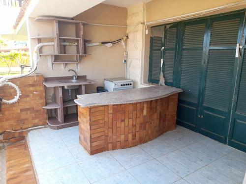 eine Außenküche mit einer Spüle und einer Theke in der Unterkunft chalet1 ch21 with a wonderful view 2 bed rooms terrace and garden green beach in El-Alamein