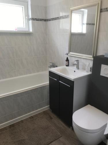Ένα μπάνιο στο Tiny Apartment Bad Harzburg Leihfahrräder gratis Shuttleservice