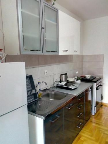A kitchen or kitchenette at Jasna Apartman