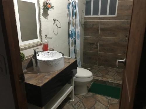 Koupelna v ubytování Hermosa Casa de campo grande con aire acon,wifi,piscina,billar !villa ensueño !