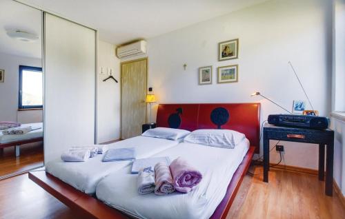 Postel nebo postele na pokoji v ubytování Holiday home in Mali Lošinj with Pool, Whirpool, Terrace, Air conditioning, Wi-Fi, Washing machine 4780-1