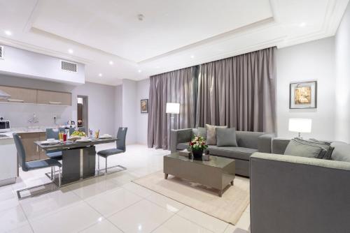 Park House في الرياض: غرفة معيشة مع أريكة وطاولة