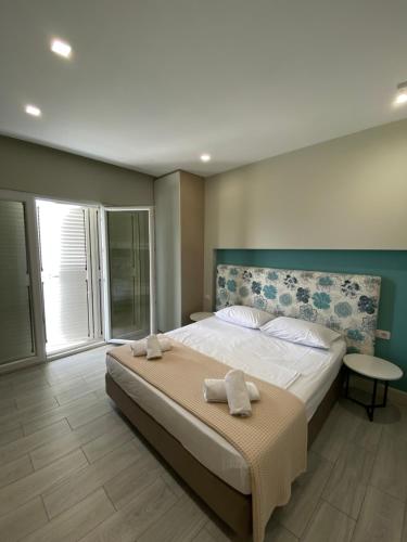 Drimades Blue Rooms tesisinde bir odada yatak veya yataklar