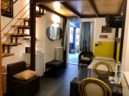 een woonkamer met een tafel en een spiegel bij Affittacamere Monterosso 5 Terre in Monterosso al Mare