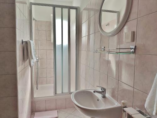 y baño con lavabo y espejo. en Apartments Padovan 209, en Rab