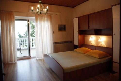 Postel nebo postele na pokoji v ubytování Apartment in Lopar with sea view, balcony, air conditioning, WiFi (4855-1)