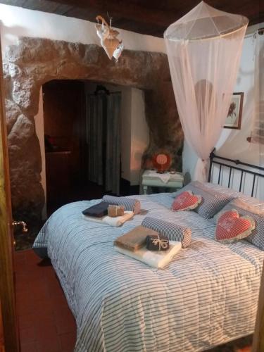1 dormitorio con 1 cama con toallas en LA YUCCA, en Pitigliano