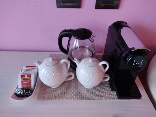 a table with two tea pots and a blender at B&B Il Germoglio in Castione Andevenno