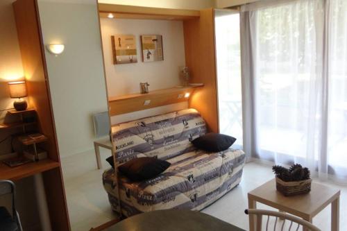 un salon avec un canapé et une table dans l'établissement Studio, terrasse, piscine, plage, Les Minimes, à La Rochelle