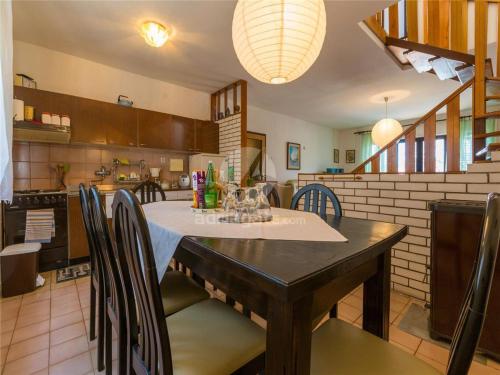 cocina con mesa y sillas en una habitación en Kuća za odmor LEON, en Klenovica