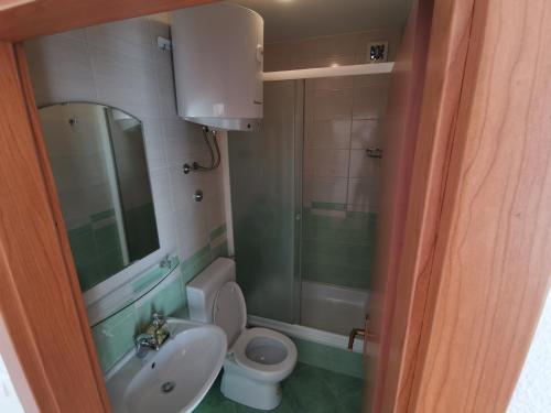 Koupelna v ubytování Apartmani Riba